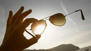 النظارات الشمسية «التقليـــــد».. قد تؤدي إلى العمى!
