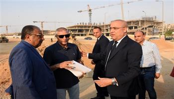 وزير الإسكان يتفقد مشروعات الصرف الصحي والمياه بالقاهرة الجديدة