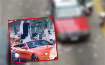 لسبب غريب.. كويتي يعتلي مركبته ويلقي النقود بالشارع في الأردن (فيديو)