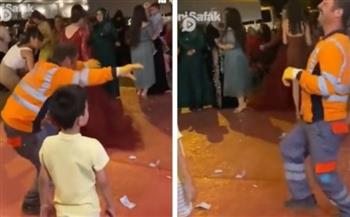 فيديو.. عامل نظافة يندمج بالرقص مع حفل زفاف وسط أحد الشوارع