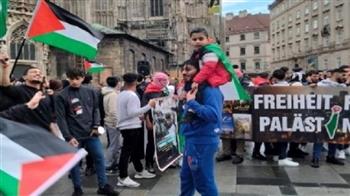 المئات يشاركون في وقفة تضامنية في فيينا مع الشعب الفلسطيني