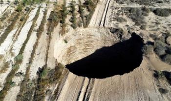 الحفرة العملاقة في تشيلي تتسع والسلطات تتدخل لإنقاذ الموقف