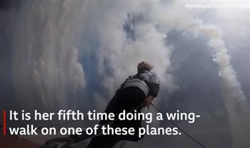 «عندها 93 سنة»... معمرة تربط نفسها على جناح طائرة محلقة في السماء (فيديو)