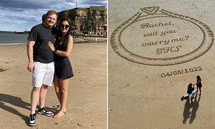 رجل يطلب من حبيبته الزواج بخاتم ضخم مرسوم على الرمال (فيديو) 