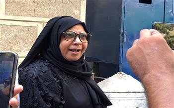 بـ آية قرآنية في بوستر | وصول والدة الإعلامية شيماء جمال جلسة الحكم على قاتلي ابنتها 