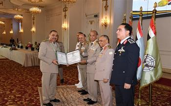 وسام الجمهورية من الرئيس السيسي | وزير الدفاع يكرم قادة القوات المسلحة المحالين للتقاعد