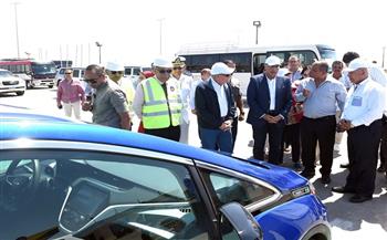 رئيس الوزراء يتفقد محطتي شحن سيارات وأتوبيسات كهربائية في شرم الشيخ