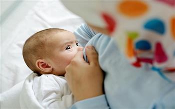 فوائد لبن السرسوب للطفل.. هل يختلف في حالة الولادة الطبيعية عن القيصرية؟