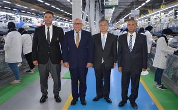 محافظ بورسعيد يلتقي سفير اليابان لدى مصر خلال زيارته لمصنع الضفائر الكهربائية