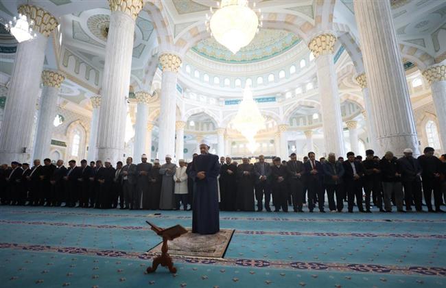 الإمام الأكبر يؤم الوفود الإسلامية المشاركة في مؤتمر زعماء الأديان بمسجد حضرة السلطان