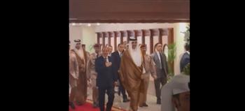 «بنحبك يا ريس».. تظاهرة حب للرئيس السيسي لدى وصوله قطر (فيديو)