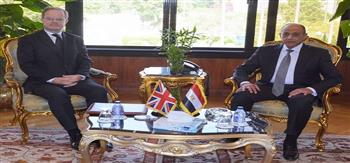 وزير الطيران يلتقي السفير البريطاني بالقاهرة لتعزيز التعاون المشترك 