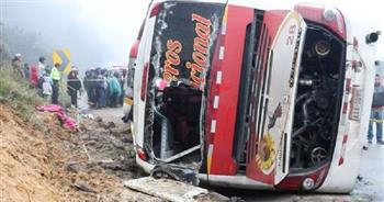 مصرع وإصابة 17 شخصا جراء سقوط حافلة بواد في الهند