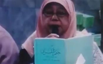 "وأولئك هم المفلحون".. لحظة وفاة إندونيسية أثناء قراءتها القرآن الكريم (فيديو)