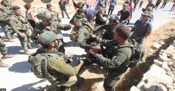 الاحتلال الإسرائيلي يعتدي بقنابل الغاز على مظاهرة مناهضة للاستيطان في الخليل