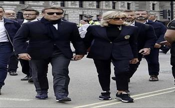 ماكرون وزوجته يتعرضان لانتقادات شديدة بسبب ملابسهما في جنازة الملكة