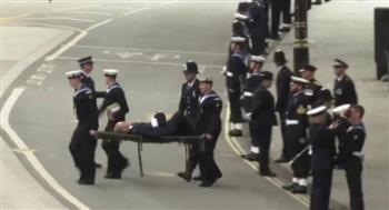  لحظة إغماء ضابط بريطاني أثناء جنازة الملكة إليزابيث (فيديو)