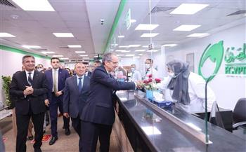 وزير الاتصالات ومحافظ قنا يفتتحان مكتب بريد نجع حمادي الرئيسي بعد تطويره 