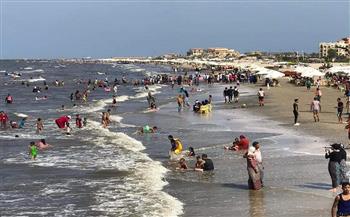استمرار الإقبل على شاطئ بورسعيد للاستمتاع بأجوائها المميزة 