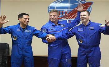 أمريكي وروسيان يتوجهون إلى محطة الفضاء الدولية