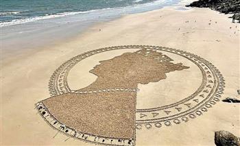 على شاطئ البحر.. فنانة أسترالية تكرّم الملكة إليزابيث بطريقتها الخاصة