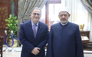 شيخ الأزهر يستقبل رئيس الجامعة الأمريكية بالقاهرة لتعزيز التعاون المشترك