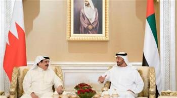العاهل البحريني والرئيس الإماراتي يبحثان عددًا من القضايا والمستجدات الإقليمية والدولية
