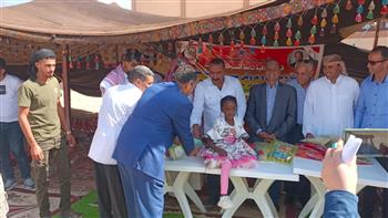 شيوخ وأطفال قرية القسيمة بوسط سيناء يستقبلون قافلة الوديان الثقافية 