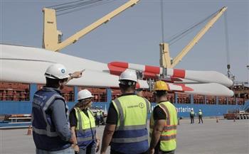 ميناء الأدبية تستقبل شحنة 42 ريشة رياح لمحطة توليد الكهرباء برأس غارب