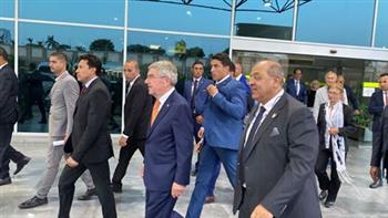يلتقي الرئيس السيسي غدا ..رئيس اللجنة الأولمبية الدولية يصل القاهرة (صور)