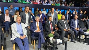 رئيس الأولمبية الدولية يشاهد مباراة إسكواش ببطولة مصر الدولية