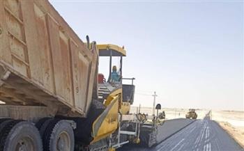 محافظ الوادي الجديد: البدء في أعمال رصف طريق "الفرافرة - عثمان بن عفان"