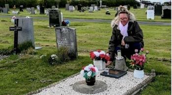 صدمة عمرها.. بريطانية تكتشف زيارتها القبر الخاطئ لوالدها بعد 40 عامًا