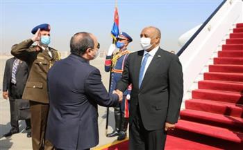 الرئيس السيسي يستقبل رئيس مجلس السيادة الانتقالي السوداني بمطار القاهرة