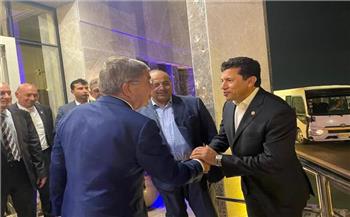 وزير الرياضة يودع رئيس اللجنة الأولمبية الدولية بعد زيارته لمصر 