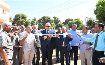 محافظ قنا يفتتح محطات مياه ببعض القرى ويتفقد طريق السماينة