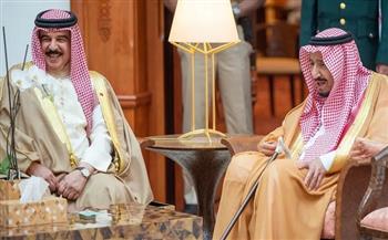 خادم الحرمين الشريفين والعاهل البحريني يؤكدان حرصهما على الدفع بوتيرة التعاون الثنائي بين البلدين
