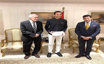 وزير الرياضة يُكرم عبدالرحمن شاهين بعد تتويجه بفضية البلياردو في دورة الألعاب العالمية