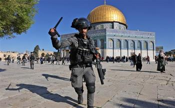 إصابة فلسطينيين واعتقال 5 آخرين خلال اقتحام قوات الاحتلال المسجد الأقصى 