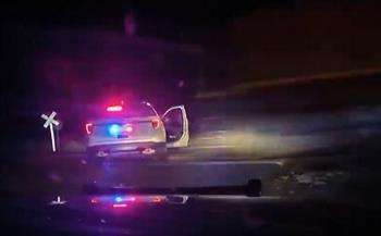 بالفيديو.. قطار مسرع يدهس سيارة شرطة وبداخلها فتاة رهن الاعتقال