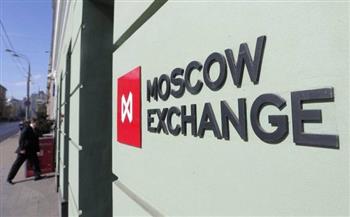 بورصة موسكو تتراجع إلى أدنى مستوى منذ بدء العملية العسكرية