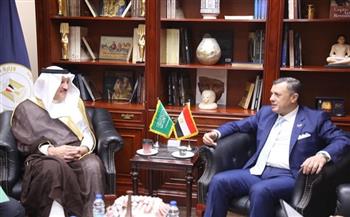 وزير السياحة يبحث مع سفير السعودية تسهيل رحلات العمرة
