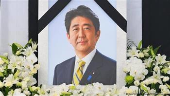 بالورود وإطلاق القذائف.. اليابان تودع آبي في جنازة رسمية