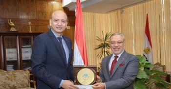 رئيس جامعة طنطا يكرم السيد سامي بعد إنجازاته مع منتخب مصر للسلاح 
