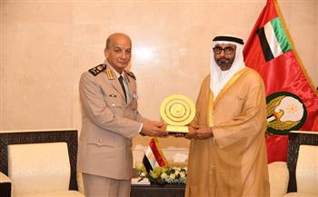 وزير الدفاع يعود لأرض الوطن عقب انتهاء زيارته الرسمية إلى الإمارات