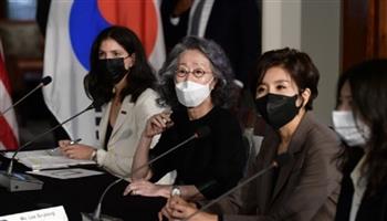 نائبة الرئيس الأمريكي تلتقي القيادات النسائية الكورية لمناقشة المساواة بين الجنسين