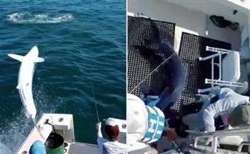 فيديو.. سمكة قرش تفاجئ صيادين وتقفز داخل قاربهم في عرض البحر