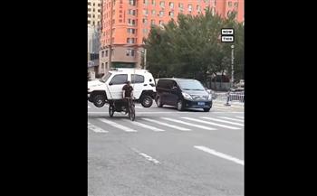 فيديو غريب.. صيني ينقل سيارة دفع رباعي على دراجة هوائية