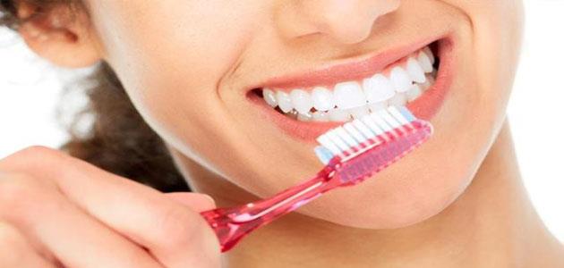 لمدة 15 دقيقة .. لاتشطف أسنانك بعد استعمال المعجون!