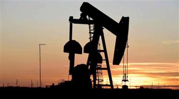 أسعار النفط تتجه لتحقيق أول ارتفاع أسبوعي في أكثر من شهر